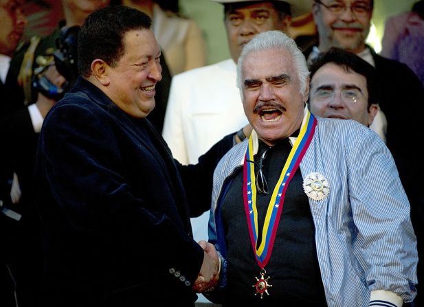 Vicente Fernández visita al entonces presidente de Venezuela Hugo Chávez, el 12 de septiembre de 2012.