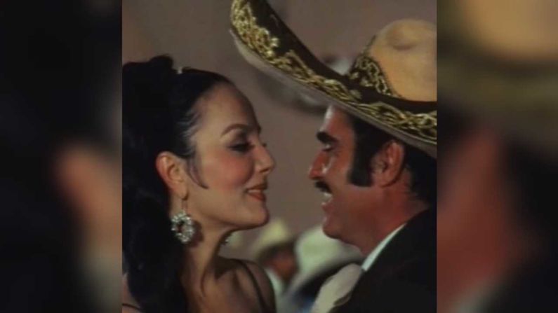 Vicente Fernández y la actriz Sasha Montenegro en la película en la película "El Diablo, El Santo y El Tonto".
