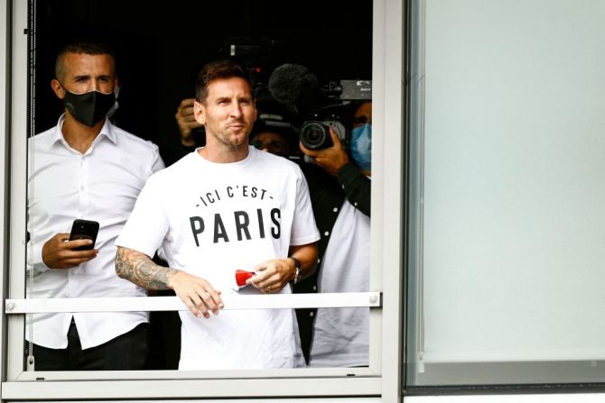 Un detalle que no pasó desapercibido de Messi en el aeropuerto Le Bourget de París: tenía una mascarilla con los colores del PSG,.
