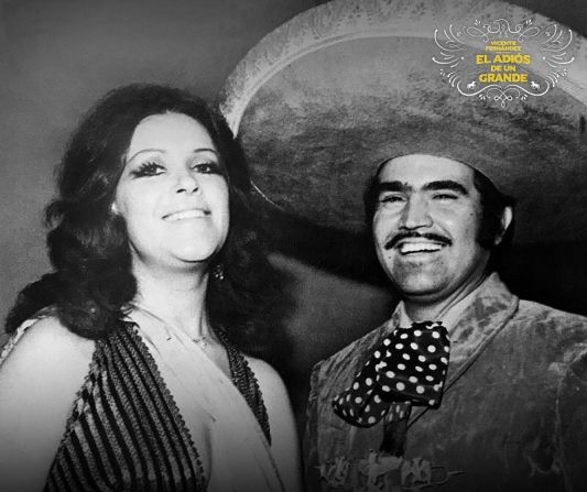 La cantante mexicana Lucha Villa junto a Vicente Fernández, quien comentó que es una de las imágenes que se pueden encontrar en su libro llamado "El Adiós de un Grande".