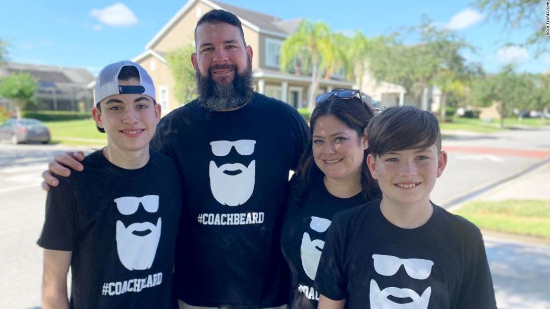 La familia Greear luce sus camisetas #CoachBeard después de que Terry Greear venciera al coronavirus.