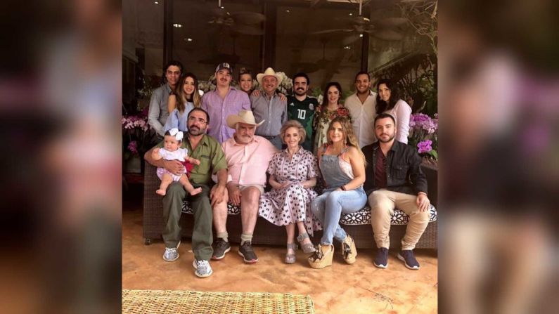 Vicente Fernández junto a gran parte de su familia en el Día del Padre del año 2018.