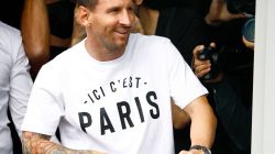 Argentinian football player Lionel Messi salutes supporters from a window after he landed on August 10, 2021 at Le Bourget airport, north of Paris, as Paris Saint-Germain look to complete the 34-year-old signing following his departure from Barcelona, the club he has represented for the entirety of his 17-year professional career so far. - Asked by reporters at Barcelona's El Prat airport if the Argentine star would later on sign with the French club, Jorge Messi, the father and player's agent, said: "Yes". (Photo by Sameer Al-DOUMY / AFP)