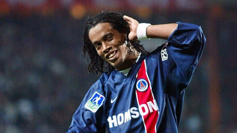 Ronaldinho, de Brasil, llegó al PSG en 2001 para deslumbrar con su fútbol y poner en lo más alto el término "jogo bonito". En 2003 salió del club para dar el salto al Barcelona.