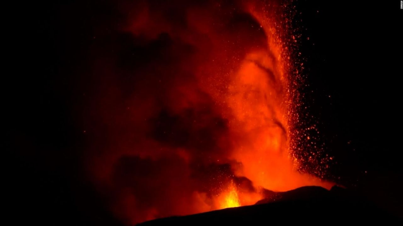 CNNE 1047089 - mira este espectaculo de lava del volcan etna