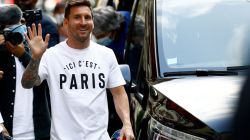 Argentinian football player Lionel Messi arrives at the Monceau hotel in Paris on August 10, 2021, as the football legend is expected to sign an initial two-year deal with Paris Saint-Germain football club following his departure from boyhood club Barcelona. (Photo by Sameer Al-DOUMY / AFP)