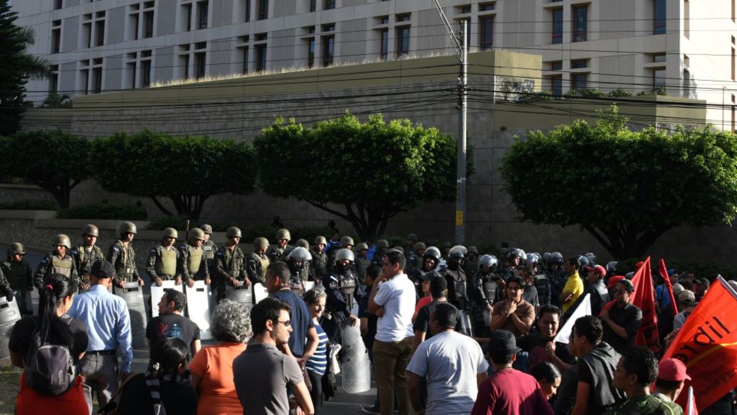 Imagen del 21 de diciembre de 2017, mismo día en que fue detenido Jhony Salgado. En la foto, la policía y manifestantes se encaran frente a la embajada de Estados Unidos en Tegucigalpa
