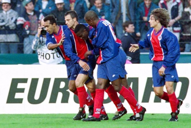 El panameño Julio Dely Valdés (el cuarto de izquierda a derecha) celebra un gol con sus compañeros del PSG en 1996. Estuvo en el club de 1995 a 1997.