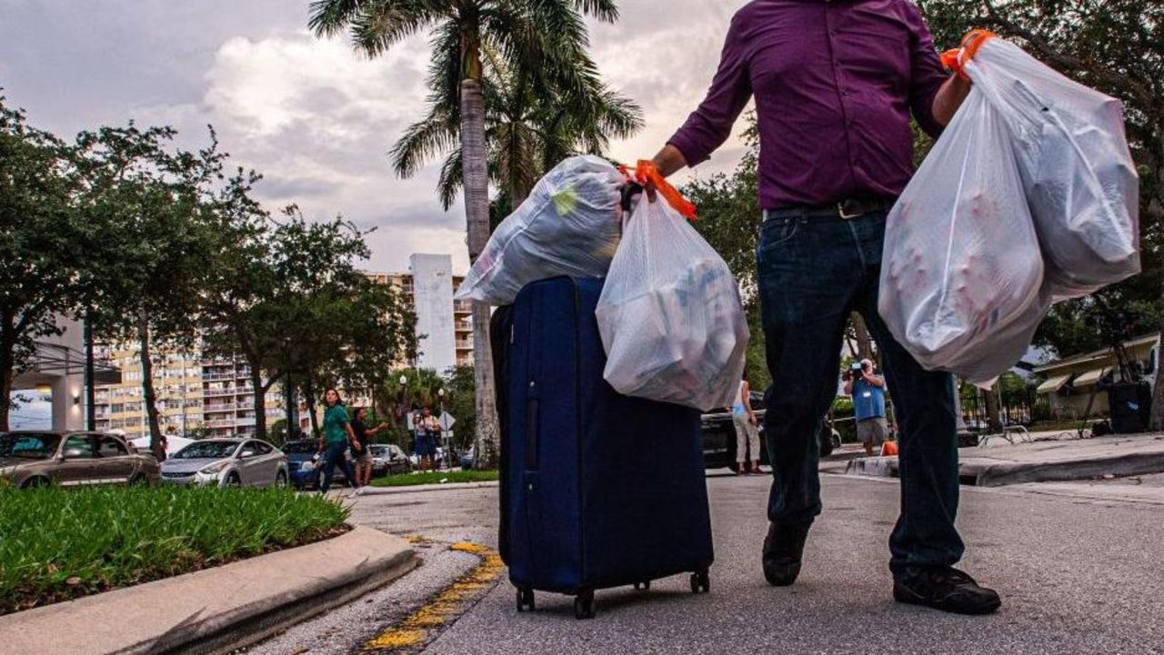 CNNE 1047162 - evacuan un edificio en miami por considerarlo inseguro