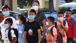 CNNE 1047271 - escuelas desafian a ron desantis por uso de mascarillas