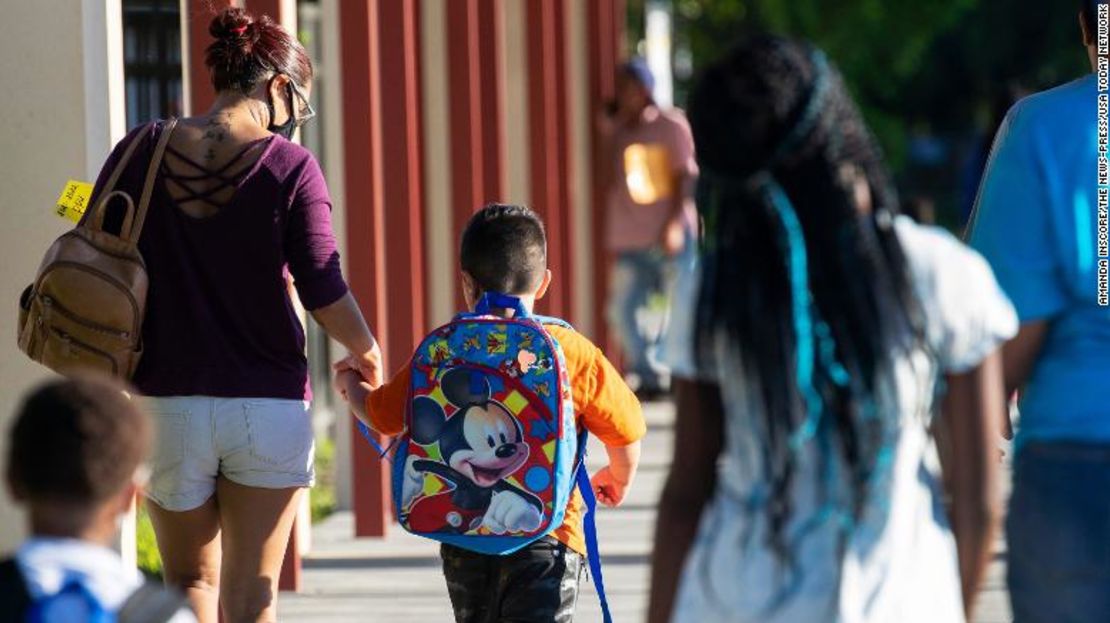 Padres de estudiantes la Tice Elementary School dejan a sus hijos en el primer día de clases en Fort Myers, Florida.