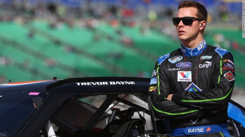 El piloto de NASCAR Trevor Bayne anunció que fue diagnosticado en 2013. La enfermedad crónica afecta el sistema nervioso central y a menudo causa dolor, entumecimiento en las extremidades y pérdida de visión. Tom Pennington / Getty Images