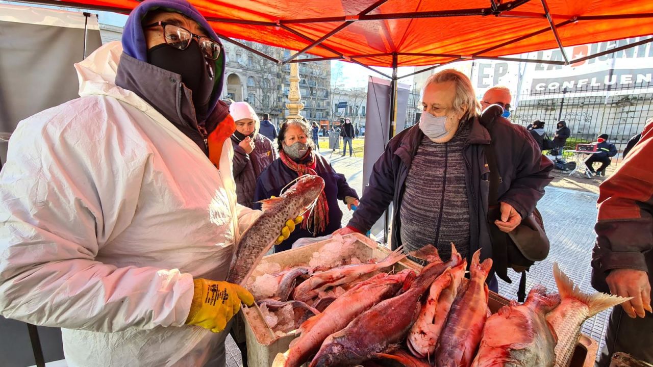 CNNE 1047556 - venden pescado a menos de us$ 1 en senal de protesta