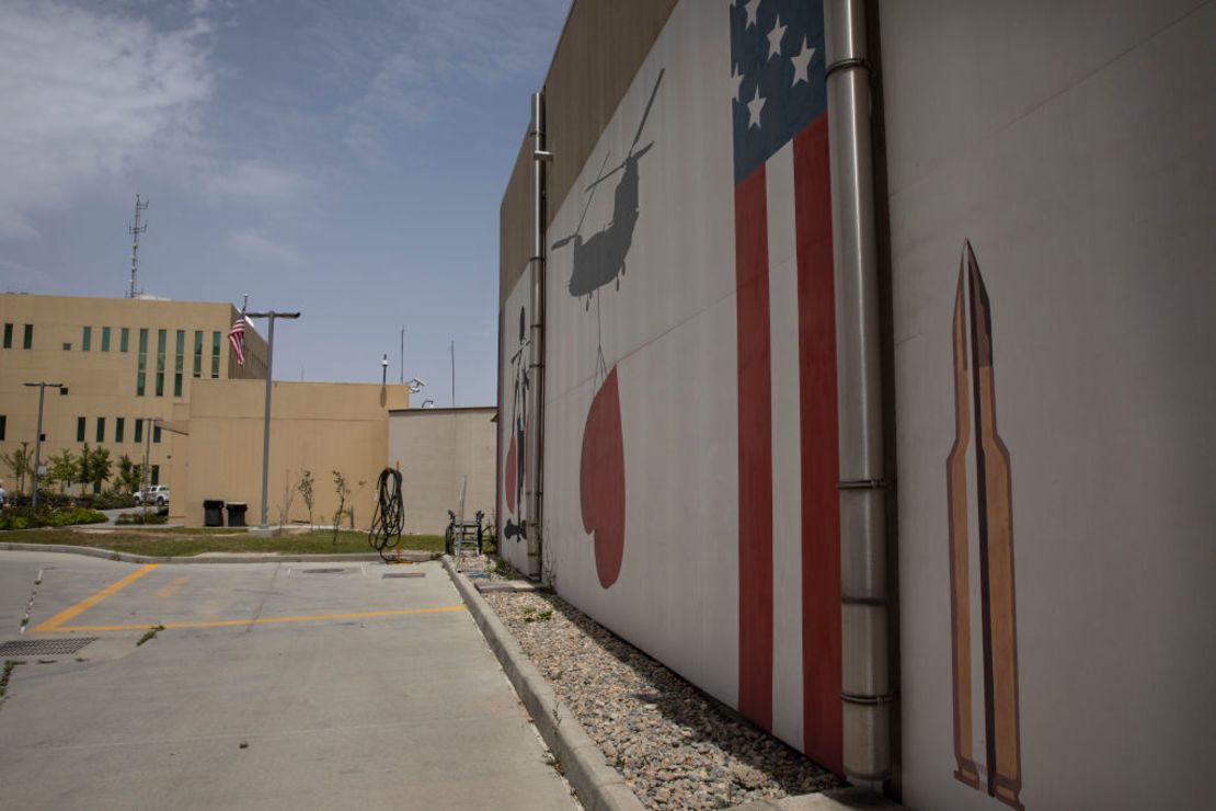 Murales pintados en las paredes de la embajada de Estados Unidos en Kabul, Afganistán, el 30 de julio de 2021.