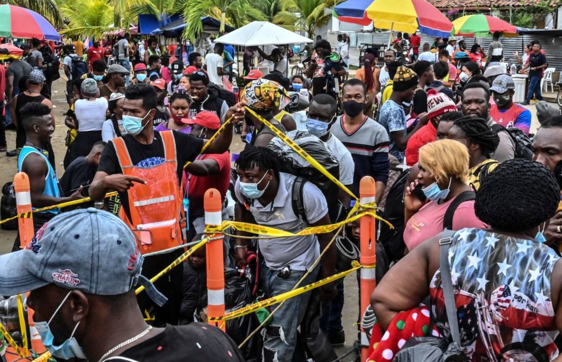Migrantes de Cuba, Haití, Venezuela y varios países africanos entran a abordar un bote para dejar Necoclí, Colombia, el 30 de julio de 2021. Miles de ellos permanecían varados allí por falta de transporte.