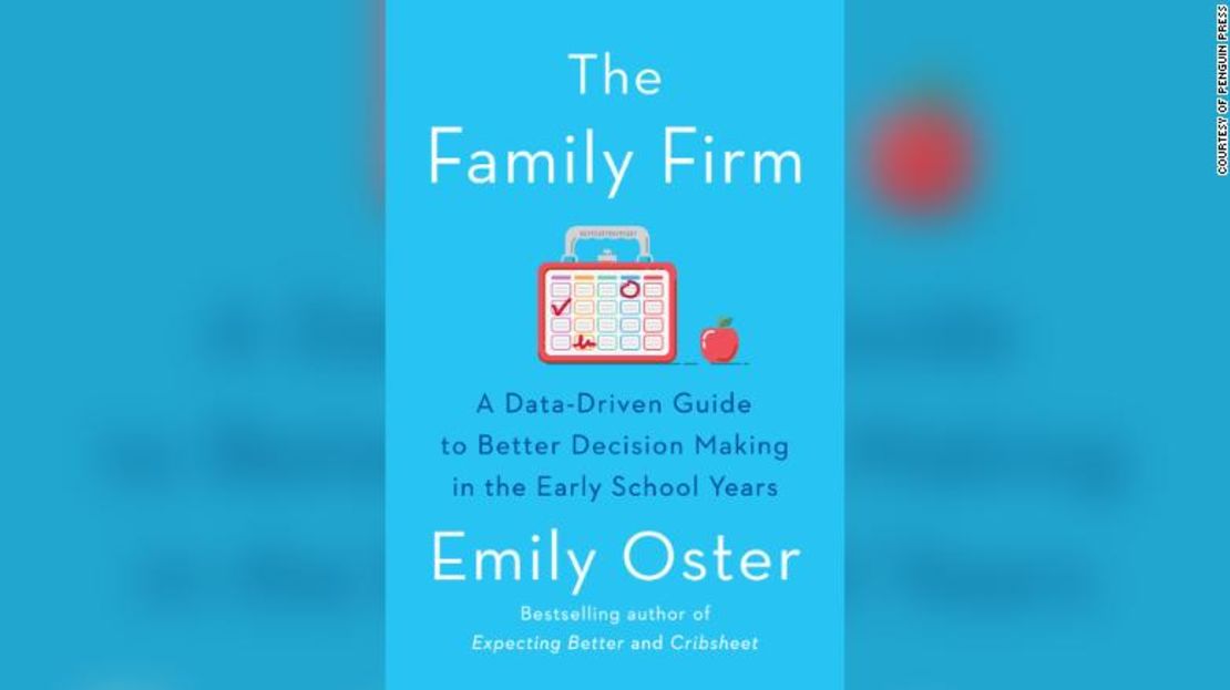 El libro de la economista Emily Oster (en la foto) está orientado a ayudar a los padres a aprender a tomar decisiones para sus familias.