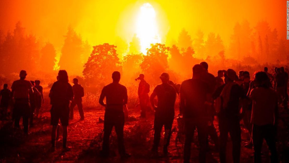 Los jóvenes y voluntarios locales han apoyado a los bomberos en sus esfuerzos por combatir los incendios.