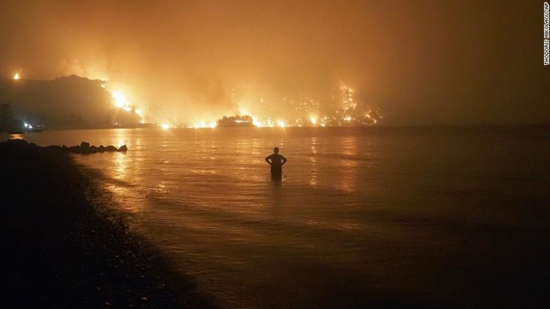 Miles de personas se han visto obligadas a huir por mar de la isla, situada a unos 160 kilómetros al norte de Atenas. Crédito: