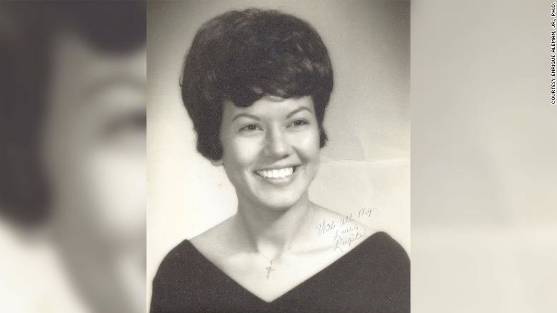 Lupe Alemán tenía 20 años cuando se graduó en la escuela secundaria en Bishop, Texas, dice su hijo. Fue la primera reina del baile de bienvenida de origen mexicano de la escuela.