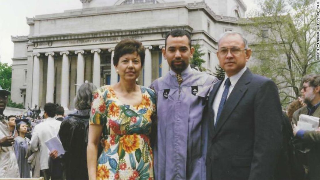 Enrique Alemán Jr., en el centro, junto a sus padres Lupe y Enrique Alemán Sr. durante su graduación de 1997 en la Universidad de Columbia en Nueva York.