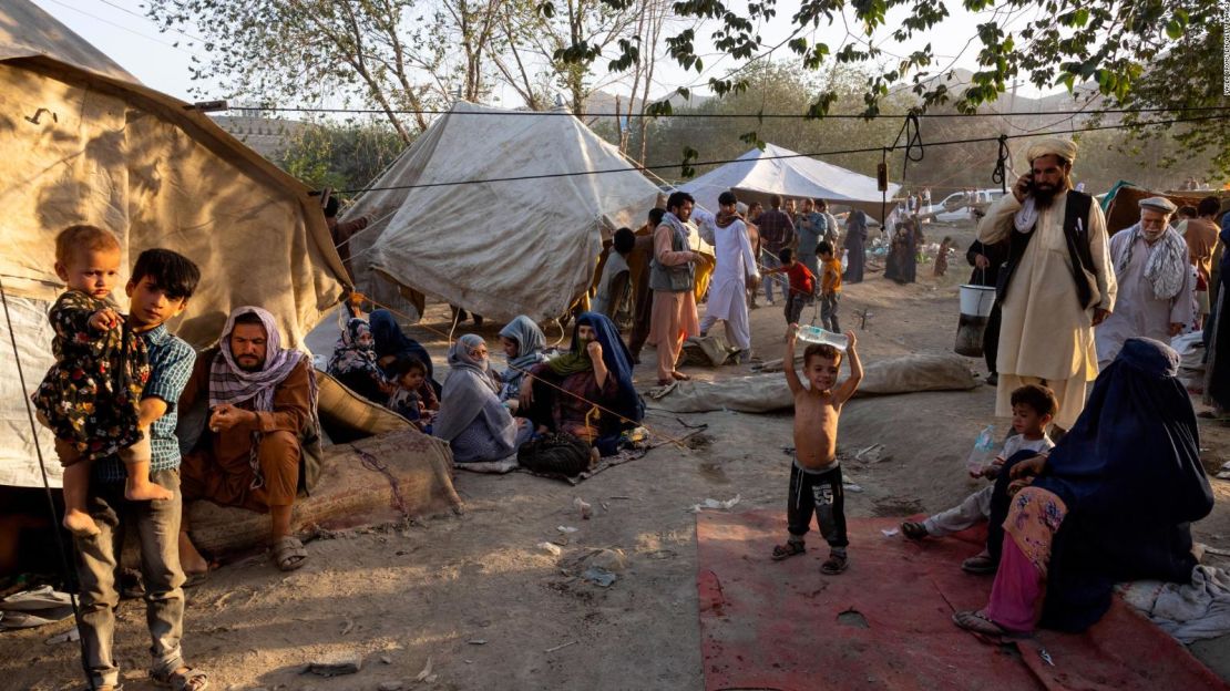 Afganos desplazados llegan a un campamento improvisado en Kabul el 10 de agosto de 2021.