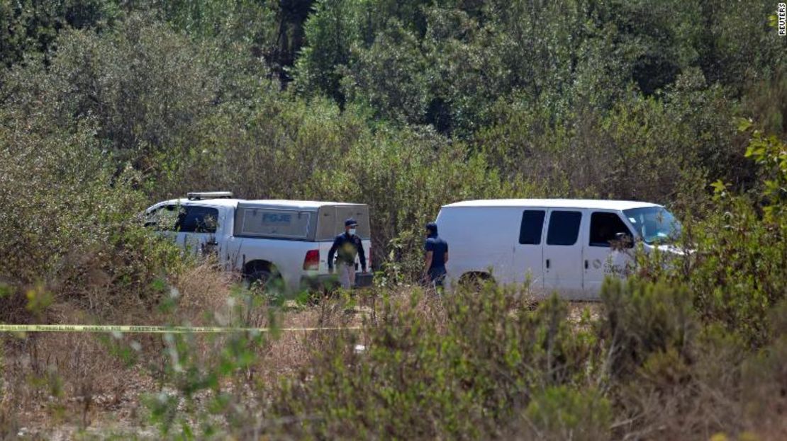 Técnicos forenses trabajan en el lugar donde dos niños pequeños estadounidenses fueron encontrados muertos en Rosarito, estado de Baja California, México, el 9 de agosto de 2021.