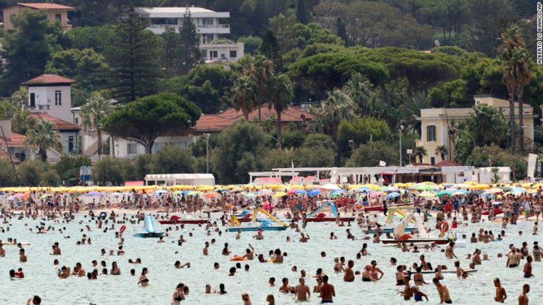 La gente se refresca en el mar en Palermo, Sicilia, el miércoles.