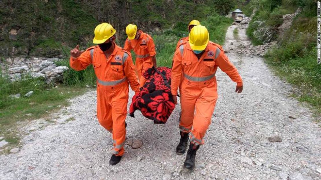 Soldados transportan el cuerpo de una víctima del lugar de un deslizamiento de tierra en Himachal Pradesh, India, el 11 de agosto.