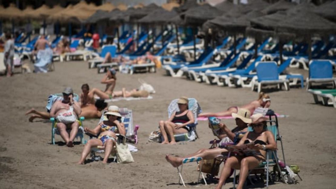 Turistas tomando el sol en Marbella, España, en junio.Jorge Guerrero/AFP vía Getty Images