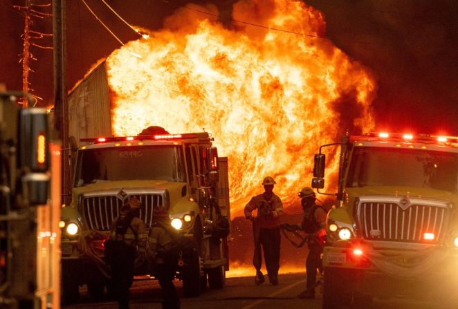 Los bomberos trabajan en una casa de Greenville que fue envuelta por el incendio Dixie el 4 de agosto. Foto de Josh Edelson / AFP / Getty Images