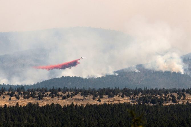 Un avión de extinción de incendios arroja retardante de llamas en el Bootleg en Bly, Oregon, el 15 de julio. Foto de Mathieu Lewis-Rolland / Reuters