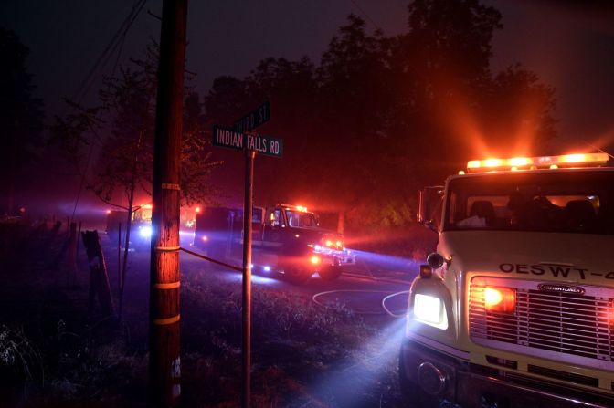 Los bomberos intentan llegar al lugar de un incendio en Quincy, California, el 25 de julio. Foto de Neal Waters / Agencia Anadolu / Getty Images