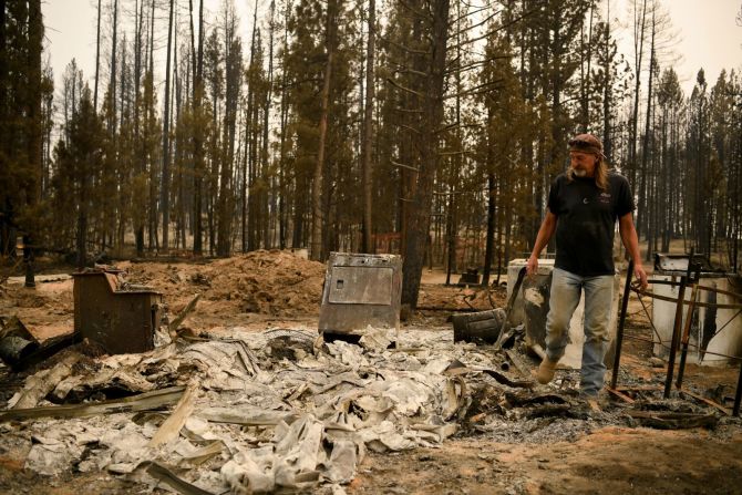 Scott Griffin inspecciona su propiedad, que fue destruida por el incendio Bootleg en Sycan Estates, Oregon. Foto de Mathieu Lewis-Rolland / Reuters