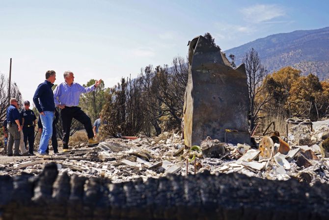 El gobernador de California, Gavin Newsom, a la izquierda, y el gobernador de Nevada, Steve Sisolak, recorren un área destruida por el incendio Tamarack en Gardnerville, Nevada, el 28 de julio. Foto por Sam Metz / AP