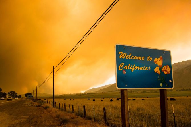 El incendio de Tamarack arde en Markleeville, cerca de la frontera entre California y Nevada, el 17 de julio. Foto de Ty O'Neil / SOPA Images / LightRocket a través de Getty Images