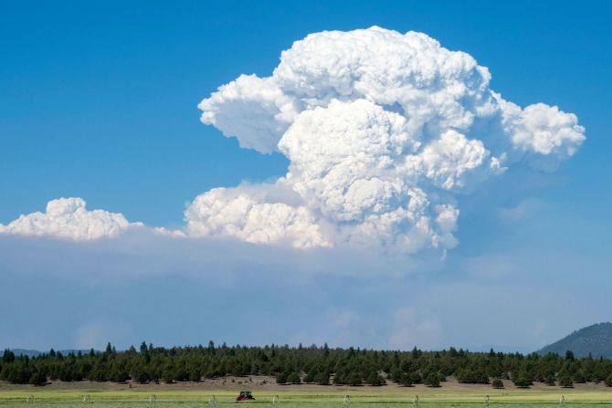 Una nube del incendio Bootleg se eleva en el aire cerca de Bly, Oregon, el 16 de julio. Foto de Payton Bruni / AFP / Getty Images
