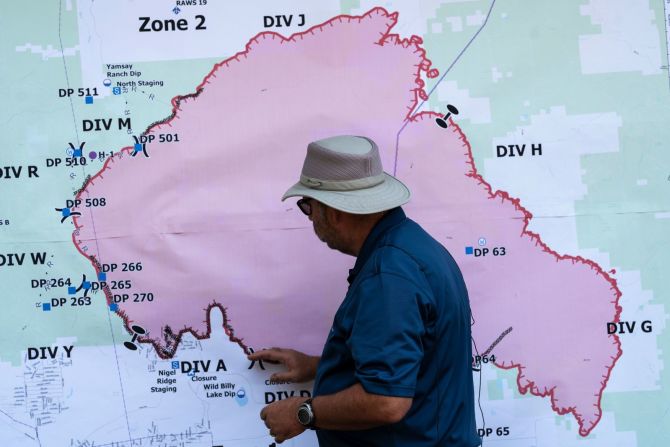 El jefe de la Sección de Operaciones, Bert Thayer, examina un mapa del incendio Bootleg en Chiloquin, Oregon, el 13 de julio. Foto de Nathan Howard / AP