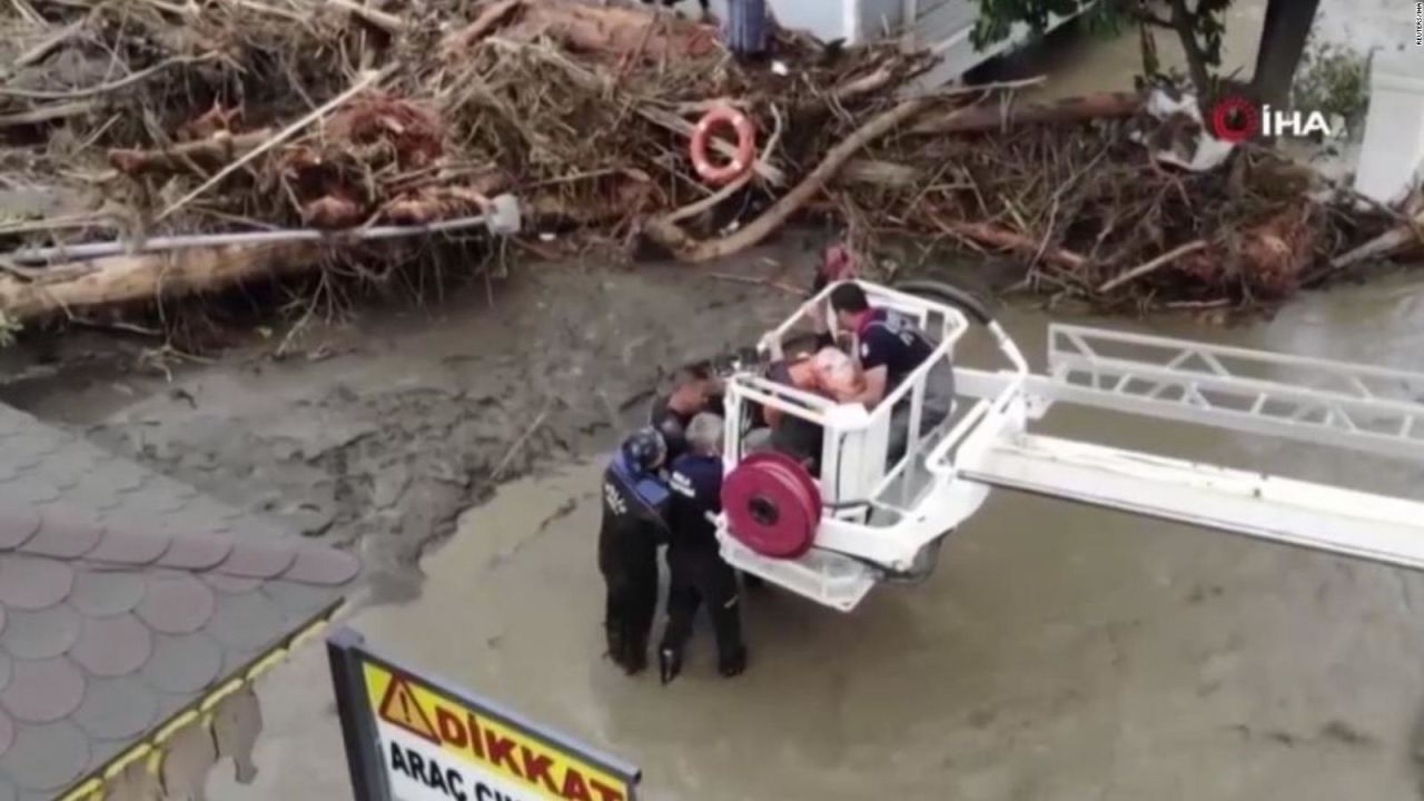 CNNE 1048667 - se necesitaron 5 rescatistas para salvarla de inundacion