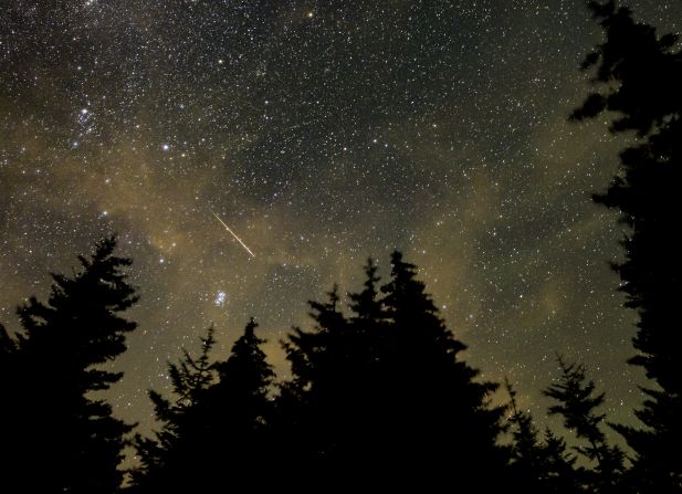 Un meteoro atraviesa el cielo durante la lluvia anual de las perseidas el miércoles 11 de agosto de 2021 en Spruce Knob, Virginia Occidental.  Mira más imágenes →