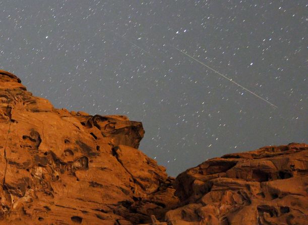 Los meteoros mismos viajan a 212.000 kilómetros por hora, lo que crea sus vívidos rayos de luz. Pueden alcanzar entre 1.600 y 5.500 grados Celsius durante esa lluvia. Esta imagen muestra la lluvia en el Área Nacional de Recreación del Lago Mead, en Nevada.