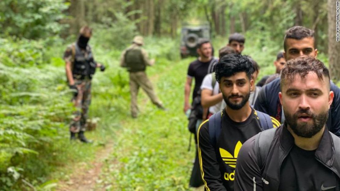 Migrantes iraquíes caminan a través del bosque lituano.
