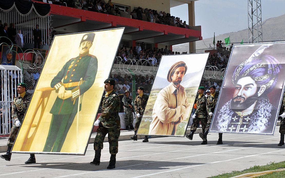 Soldados afganos desfilan con retratos de los líderes independenstistas (de izquierda a derecha) Amanullah Khan, Ahmad Shah Massoud y Ahmad Shah Durrani el 9 de agosto de 2006.