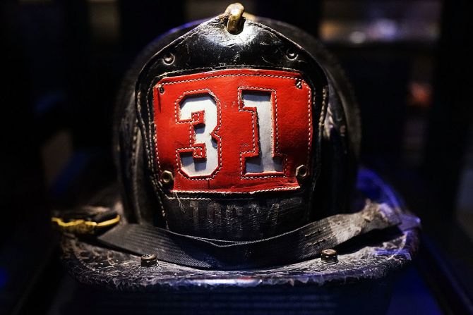 Así quedó el casco del bombero Dan Potter, que sobrevivió al atentado del 11 de septiembre de 2001. Su casco forma parte de la exposición del Memorial Museum.