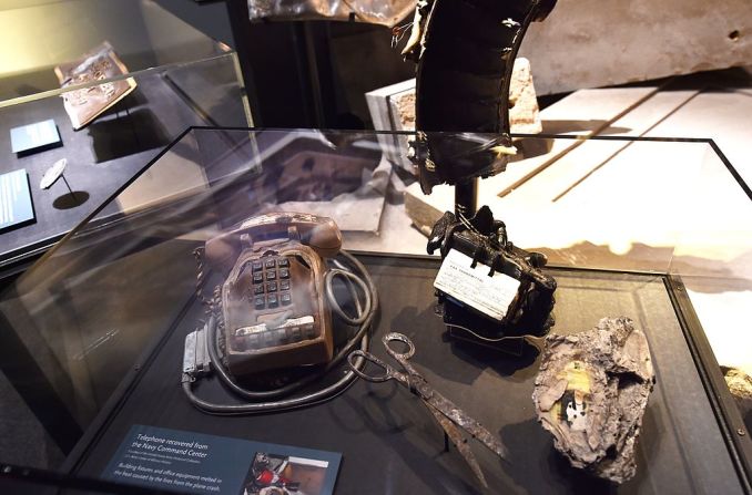 Objetos que fueron hallados luego del ataque al Pentágono del 11 de septiembre de 2001.