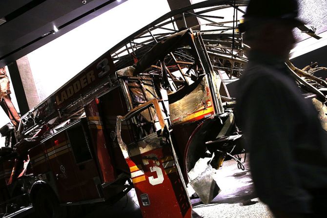 La escalera destruida de un camión de bomberos que estuvo en los rescates tras el atentado.
