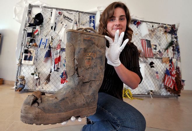 Kate Kuhl, curadora del New York State Museum, sostiene una bota de bombero rescatada de entre los restos de las Torres Gemelas.
