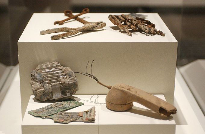 Artefactos recuperados tras los ataques a las Torres Gemelas, en una exposición del New York State Museum.