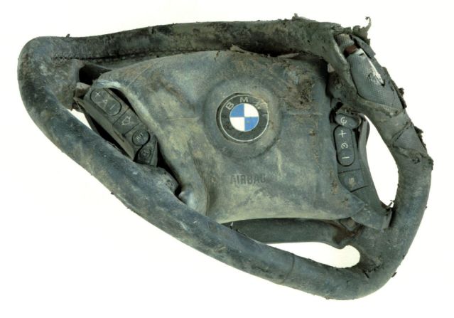 El volante de un BMW recuperado de los escombros tras el atentado.