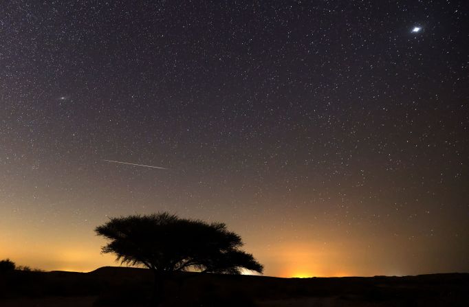 En esta imagen, un meteorito de las perseidas surca el cielo sobre el desierto del Néguev, cerca de la ciudad israelí de Mitzpe Ramon, el 12 de agosto de 2021.