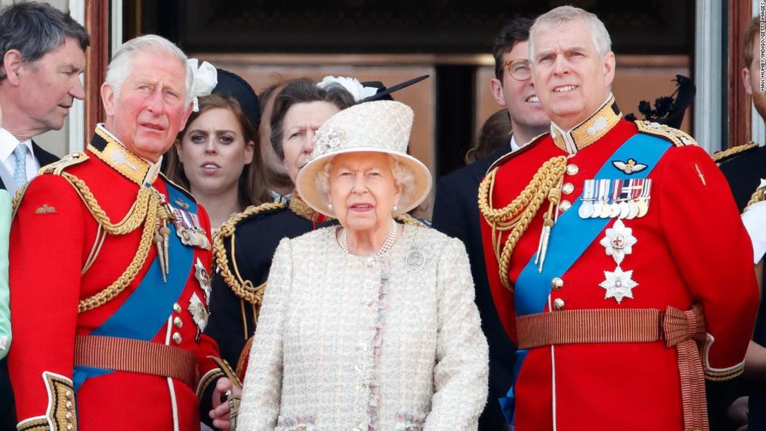 La reina se encuentra con los príncipes Carlos y Andrés durante un sobrevuelo del Palacio de Buckingham en 2019.Crédito: Max Mumby/Indigo/Getty Images